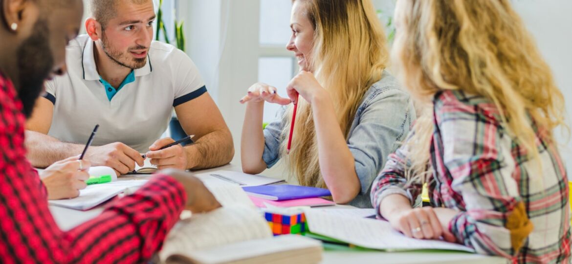 froehliche-studenten-arbeiten-an-neuem-projekt