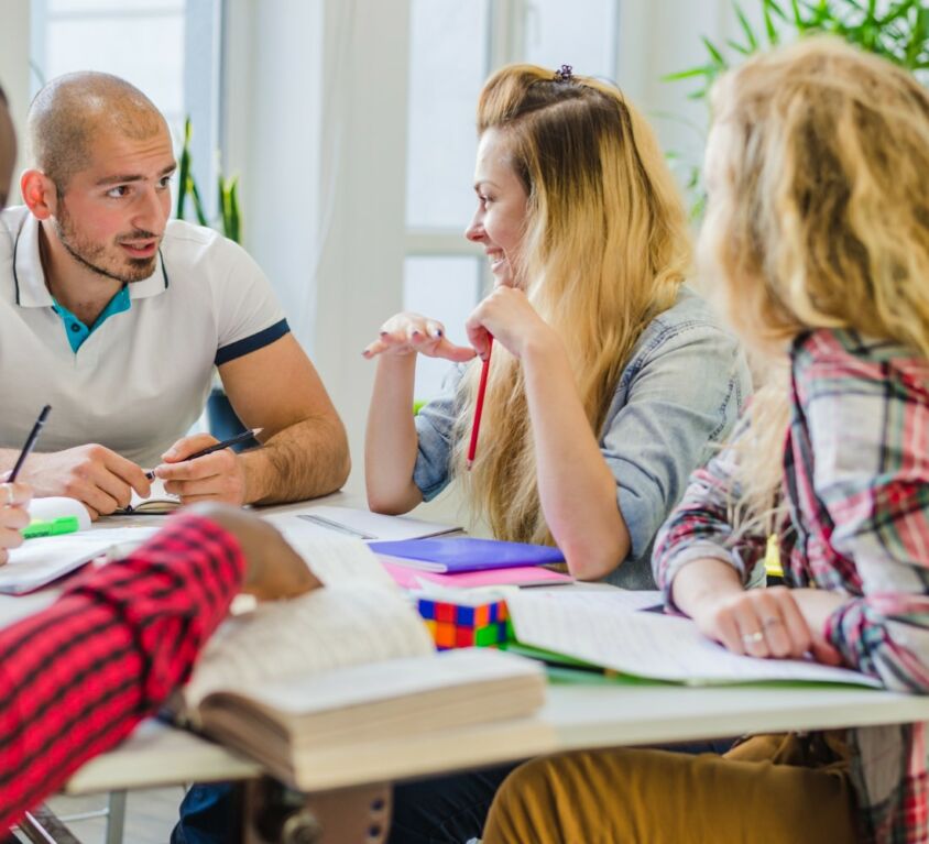 froehliche-studenten-arbeiten-an-neuem-projekt